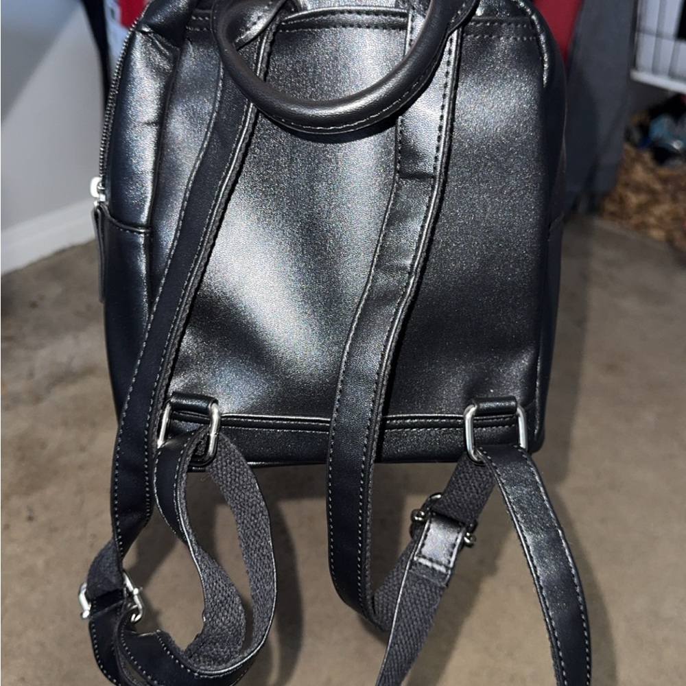 Middle finger backpack - Picture 2 of 3